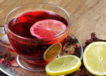 Chá gelado de hibisco com limão