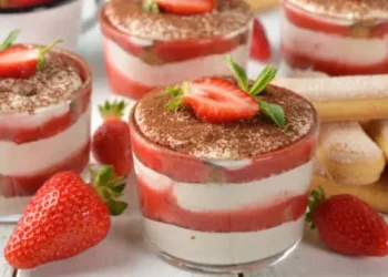 Pavê de morango com biscoito champanhe 1 Pavê de morango com biscoito champanhe